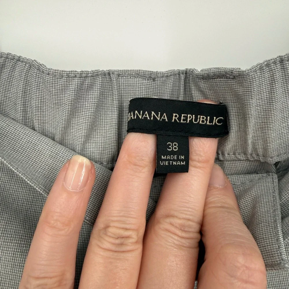 Banana Republic Mens Grey Comfort Flat Front Stretch Wicking Shorts Size 38‎ NWT